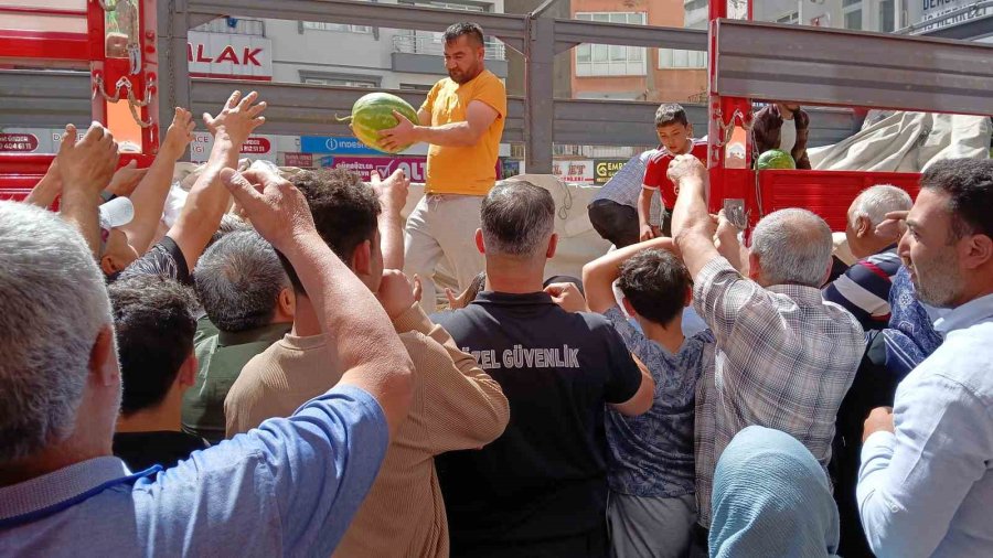 Hayırsever Esnaftan Vatandaşa 19 Ton Karpuz İkramı
