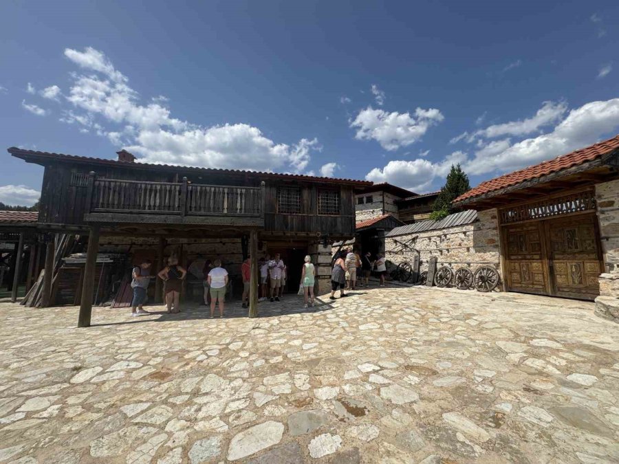 Antalya’nın 15 Haneli 50 Nüfuslu Beton Yapı Bulunmayan 800 Yıllık Tarihi Köyüne Turist Akını