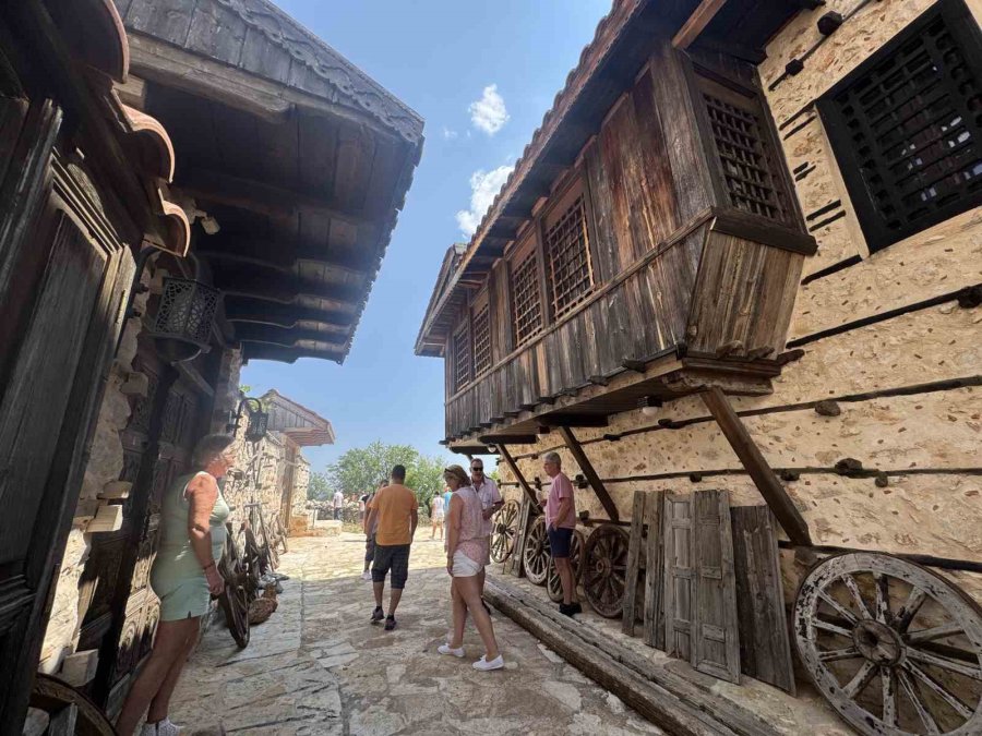 Antalya’nın 15 Haneli 50 Nüfuslu Beton Yapı Bulunmayan 800 Yıllık Tarihi Köyüne Turist Akını