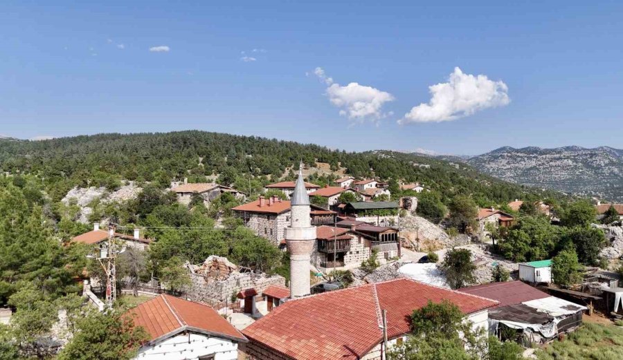 Antalya’nın 15 Haneli 50 Nüfuslu Beton Yapı Bulunmayan 800 Yıllık Tarihi Köyüne Turist Akını