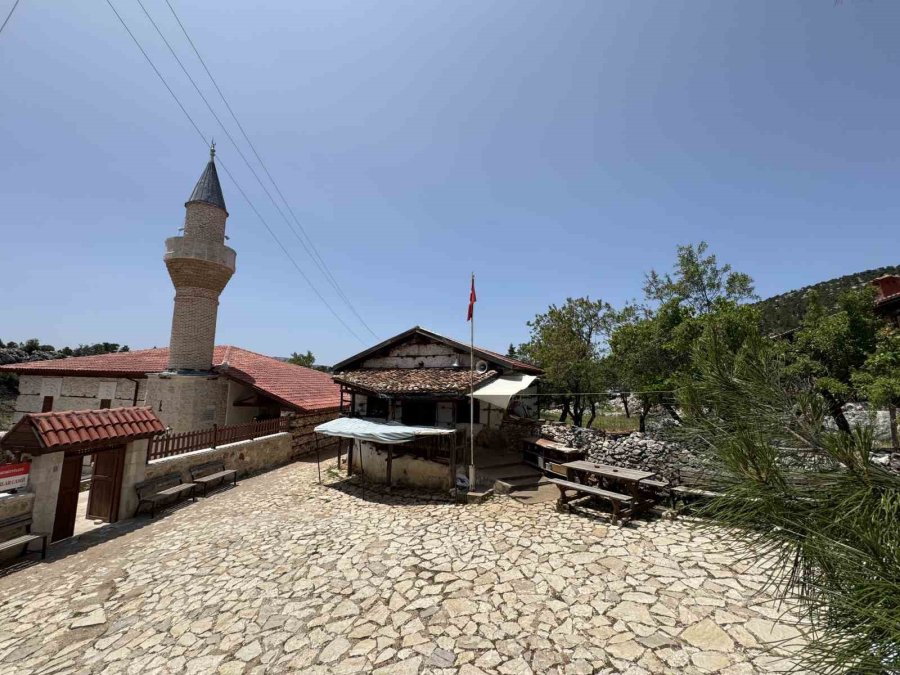 Antalya’nın 15 Haneli 50 Nüfuslu Beton Yapı Bulunmayan 800 Yıllık Tarihi Köyüne Turist Akını