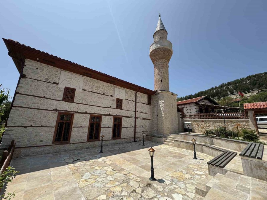 Antalya’nın 15 Haneli 50 Nüfuslu Beton Yapı Bulunmayan 800 Yıllık Tarihi Köyüne Turist Akını