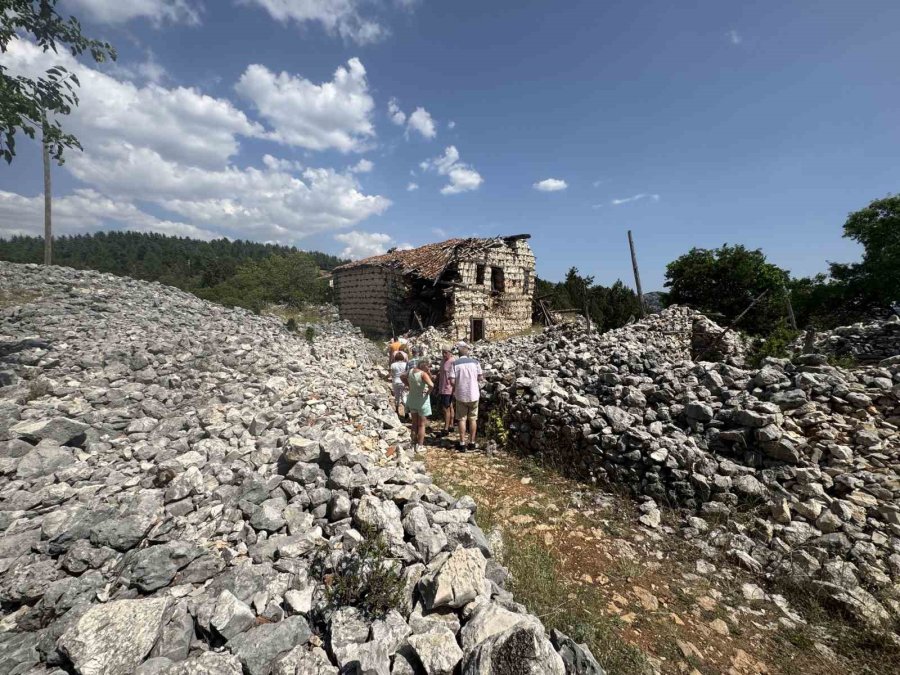 Antalya’nın 15 Haneli 50 Nüfuslu Beton Yapı Bulunmayan 800 Yıllık Tarihi Köyüne Turist Akını
