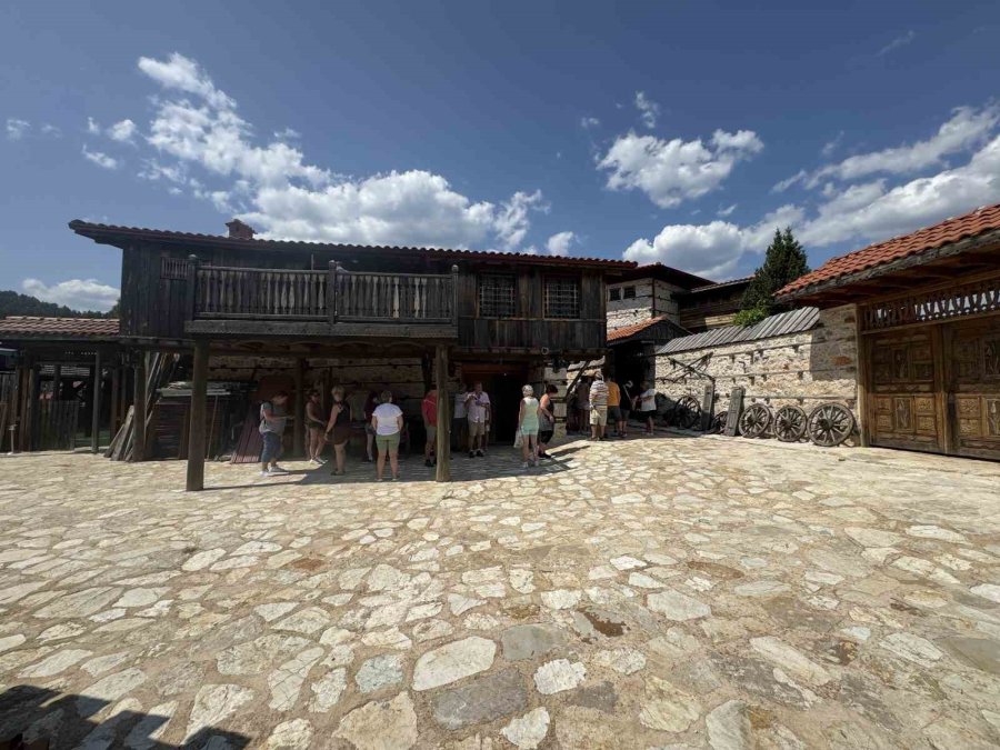 Antalya’nın 15 Haneli 50 Nüfuslu Beton Yapı Bulunmayan 800 Yıllık Tarihi Köyüne Turist Akını