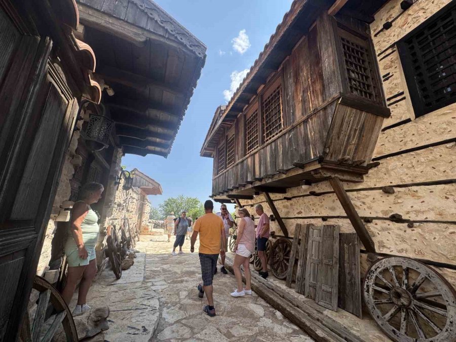 Antalya’nın 15 Haneli 50 Nüfuslu Beton Yapı Bulunmayan 800 Yıllık Tarihi Köyüne Turist Akını