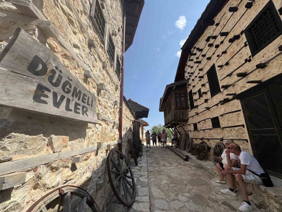 Antalya’nın 15 Haneli 50 Nüfuslu Beton Yapı Bulunmayan 800 Yıllık Tarihi Köyüne Turist Akını