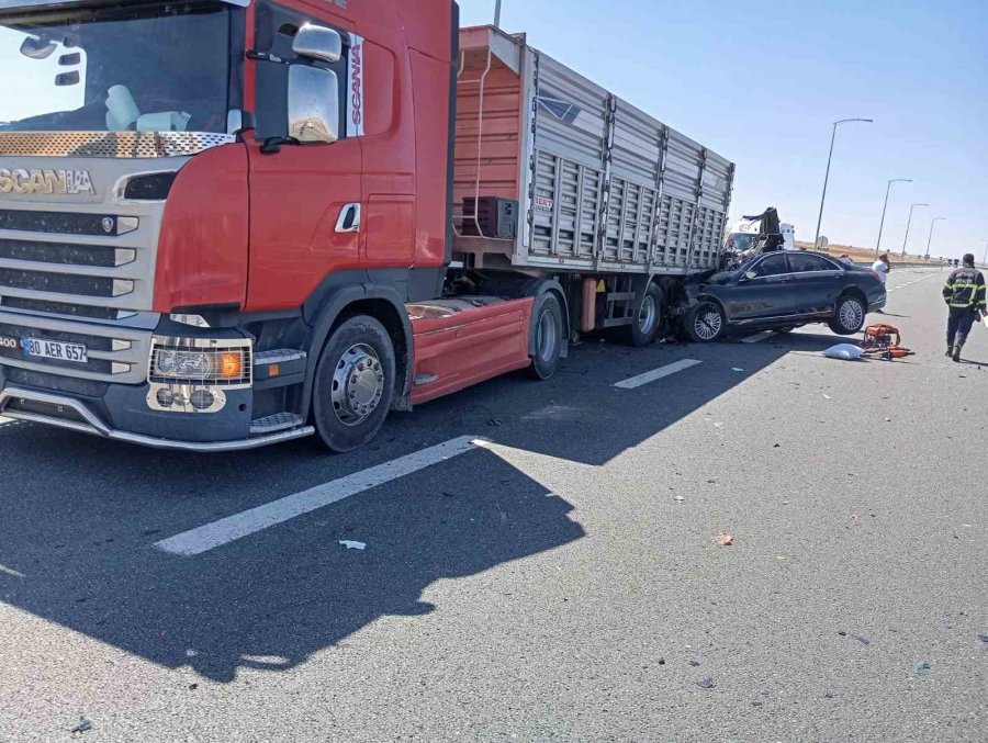 Otomobil, Lastiği Patlayan Tıra Arkadan Çarptı: 2 Ölü, 1 Yaralı