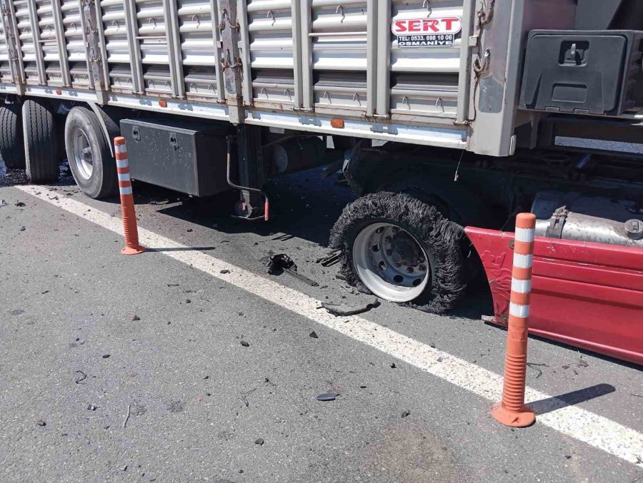 Otomobil, Lastiği Patlayan Tıra Arkadan Çarptı: 2 Ölü, 1 Yaralı