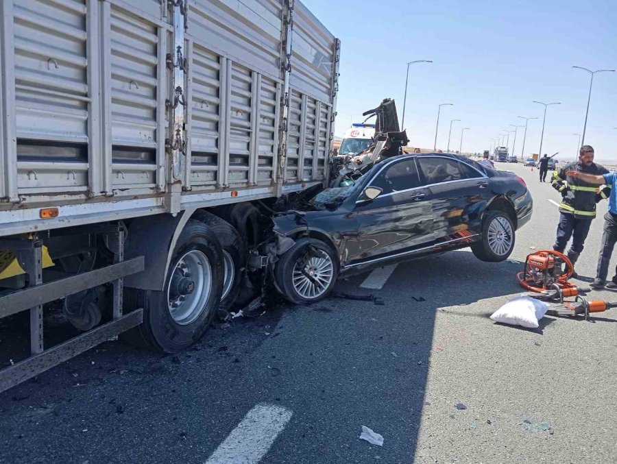 Otomobil, Lastiği Patlayan Tıra Arkadan Çarptı: 2 Ölü, 1 Yaralı