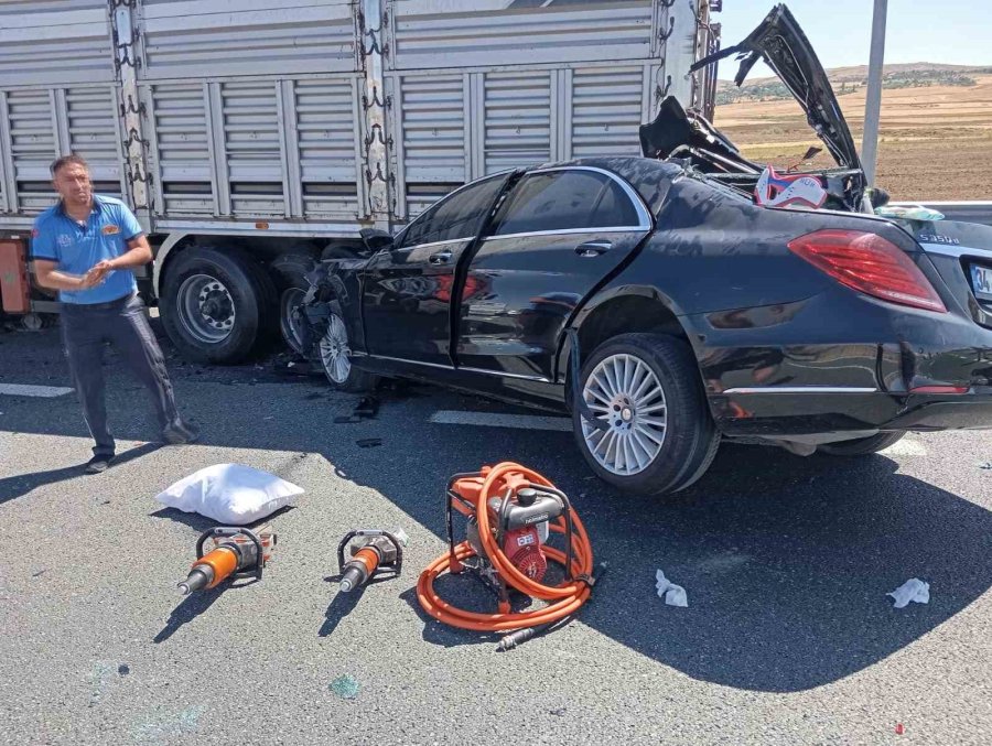 Otomobil, Lastiği Patlayan Tıra Arkadan Çarptı: 2 Ölü, 1 Yaralı