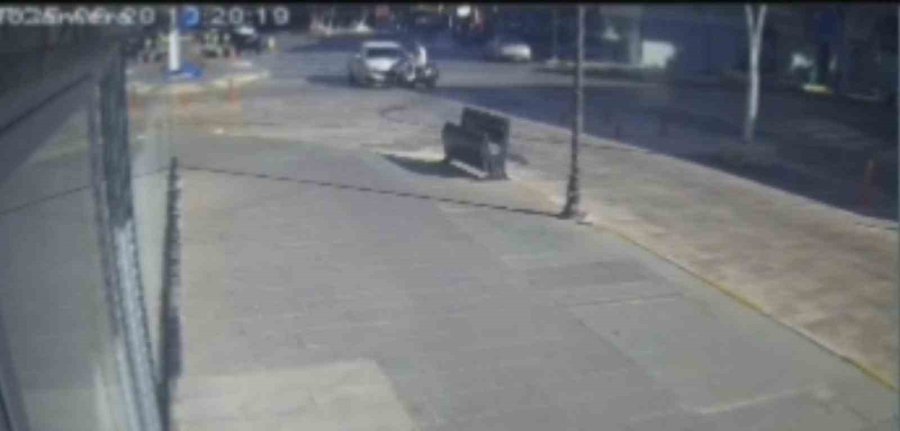 Antalya’da Otomobil İle Çarpışan Motosikletin Sürücüsü Metrelerce Savruldu