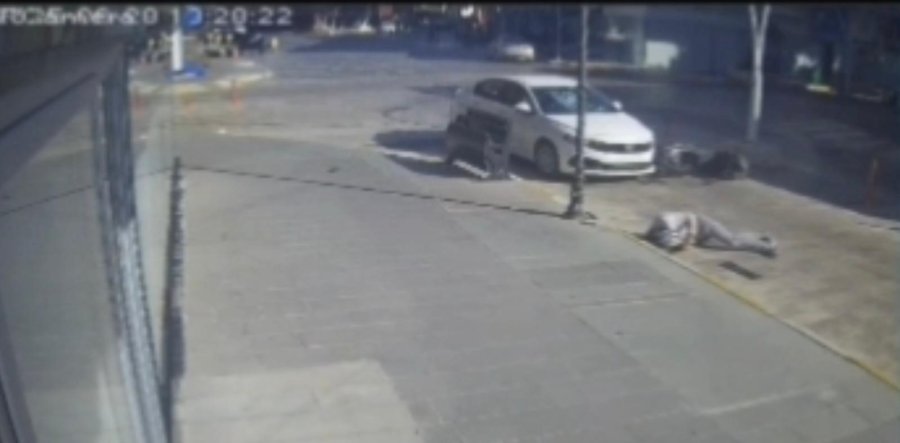 Antalya’da Otomobil İle Çarpışan Motosikletin Sürücüsü Metrelerce Savruldu