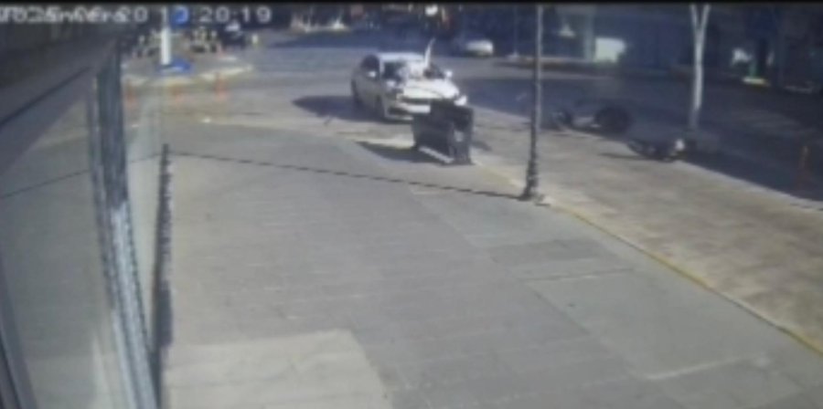 Antalya’da Otomobil İle Çarpışan Motosikletin Sürücüsü Metrelerce Savruldu