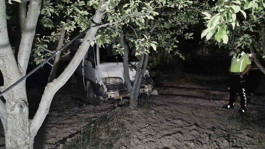 Karaman’da Minibüs Bahçeye Uçtu: 1 Yaralı