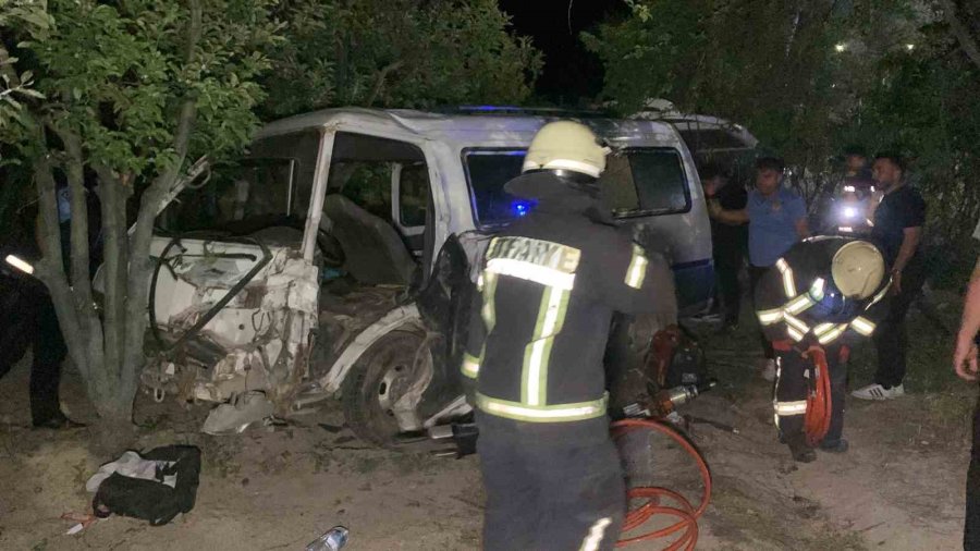 Karaman’da Minibüs Bahçeye Uçtu: 1 Yaralı