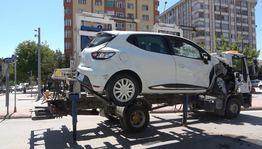 Konya’da Hatalı Dönüş Kazası: 3 Yaralı