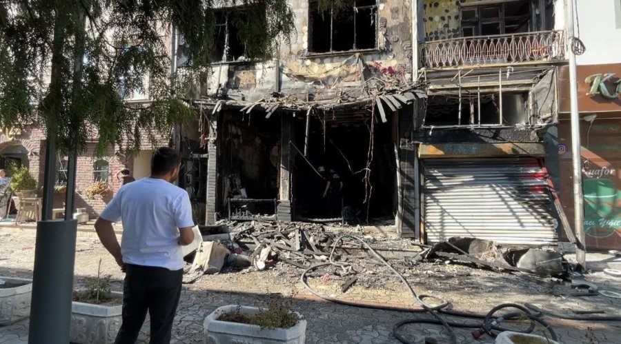 Kafede Çıkan Yangında Bina Harabeye Döndü