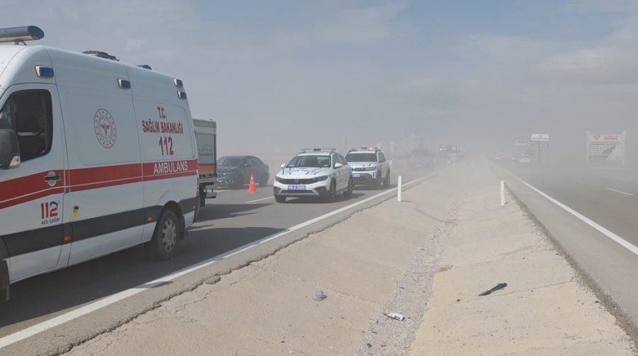 Aksaray’da Kum Fırtınasında 5 Araç Çarpıştı: 8 Yaralı