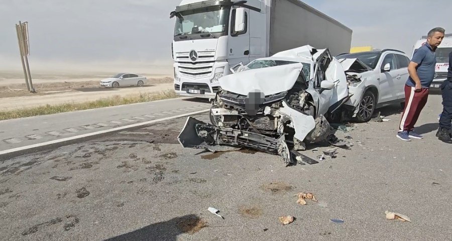 Aksaray’da Kum Fırtınasında 5 Araç Çarpıştı: 8 Yaralı