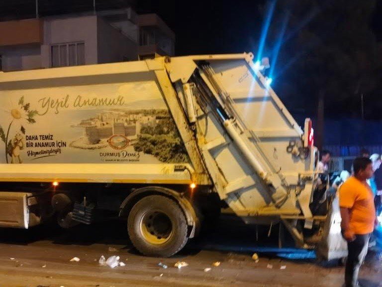 Mersin’de Alkollü Sürücünün Çöp Aracına Çarptığı Kazada 1 Temizlik Personeli Öldü 4’ü Yaralandı