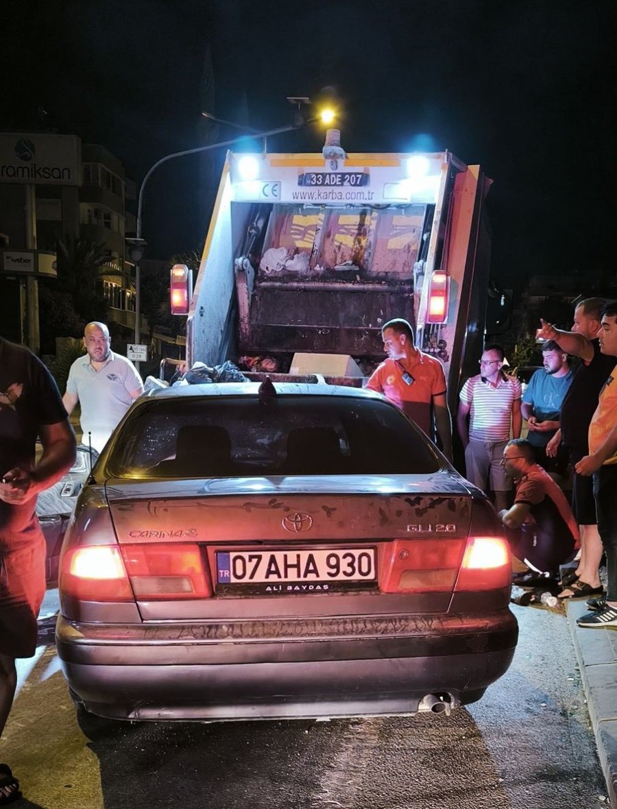 Mersin’de Alkollü Sürücünün Çöp Aracına Çarptığı Kazada 1 Temizlik Personeli Öldü 4’ü Yaralandı