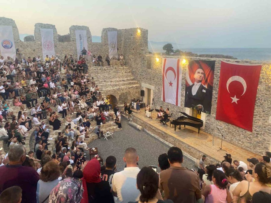 Antik Kentteki 2 Bin Yıllık Odeon’dan Piyano Sesleri Yükseldi