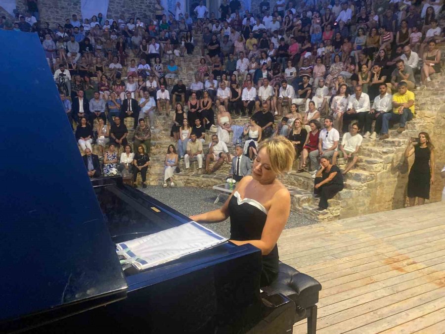 Antik Kentteki 2 Bin Yıllık Odeon’dan Piyano Sesleri Yükseldi