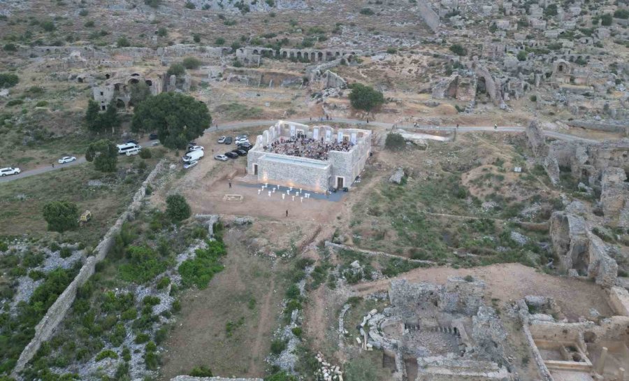 Antik Kentteki 2 Bin Yıllık Odeon’dan Piyano Sesleri Yükseldi