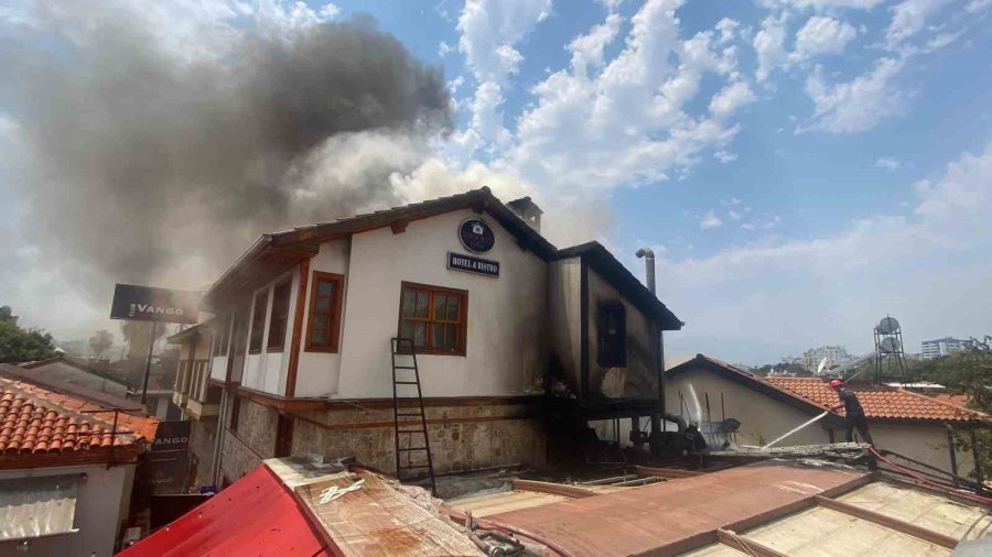 Antalya Tarihi Kale İçinde Bir Otelde Yangın Çıktı. Yangın Otele Bitişik Durumda Olan İki İş Yerine Daha Sıçradı. İtfaye Ekiplerinin Söndürme Çalışmaları Sürüyor.