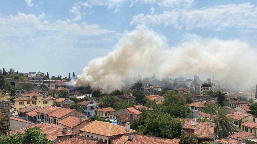 Antalya Tarihi Kale İçinde Bir Otelde Yangın Çıktı. Yangın Otele Bitişik Durumda Olan İki İş Yerine Daha Sıçradı. İtfaye Ekiplerinin Söndürme Çalışmaları Sürüyor.