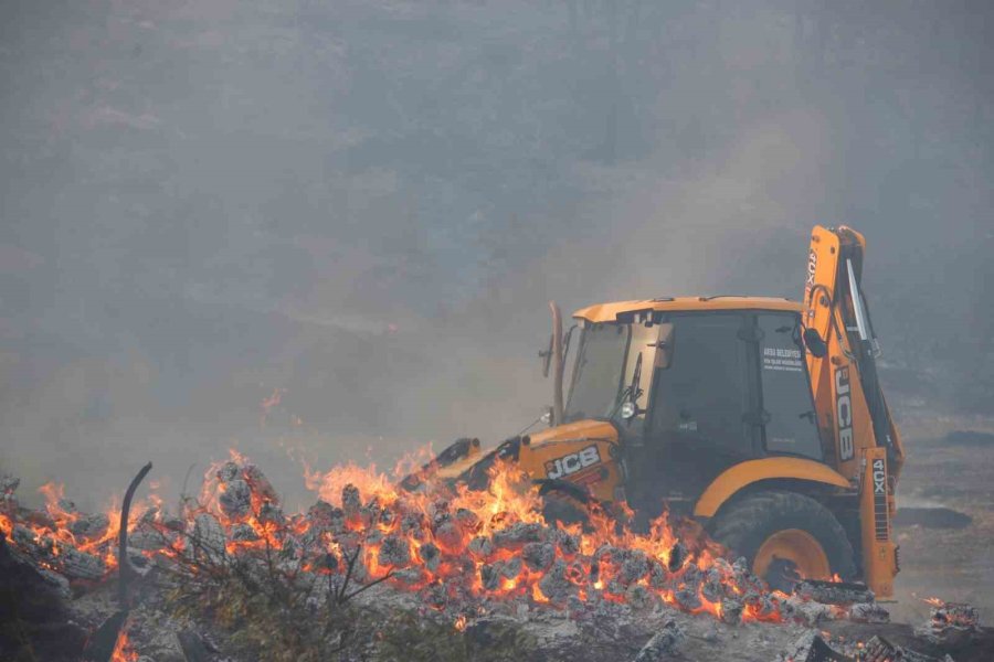Antalya’da İki Noktada Çıkan Yangında Alevlerle Burun Buruna Geldiler