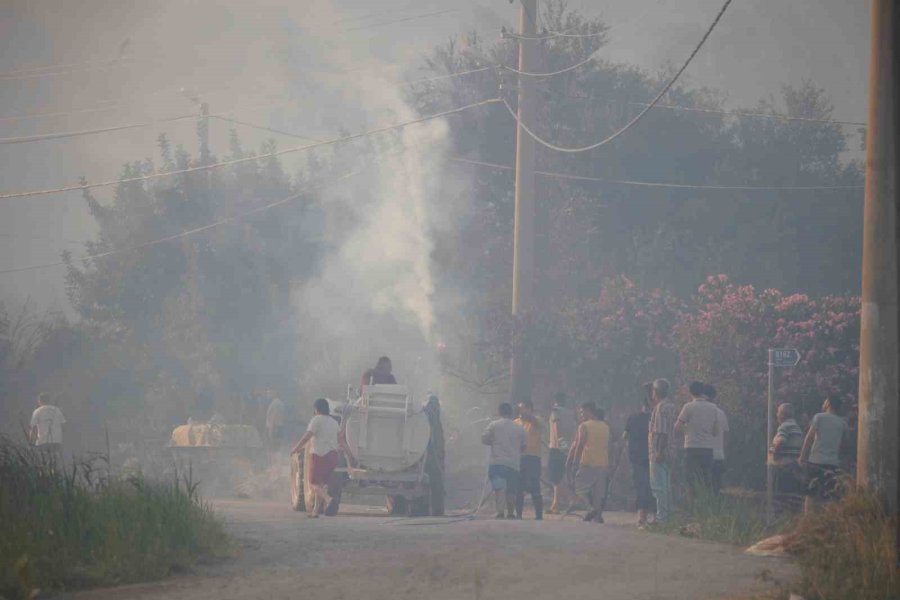 Antalya’da İki Noktada Çıkan Yangında Alevlerle Burun Buruna Geldiler