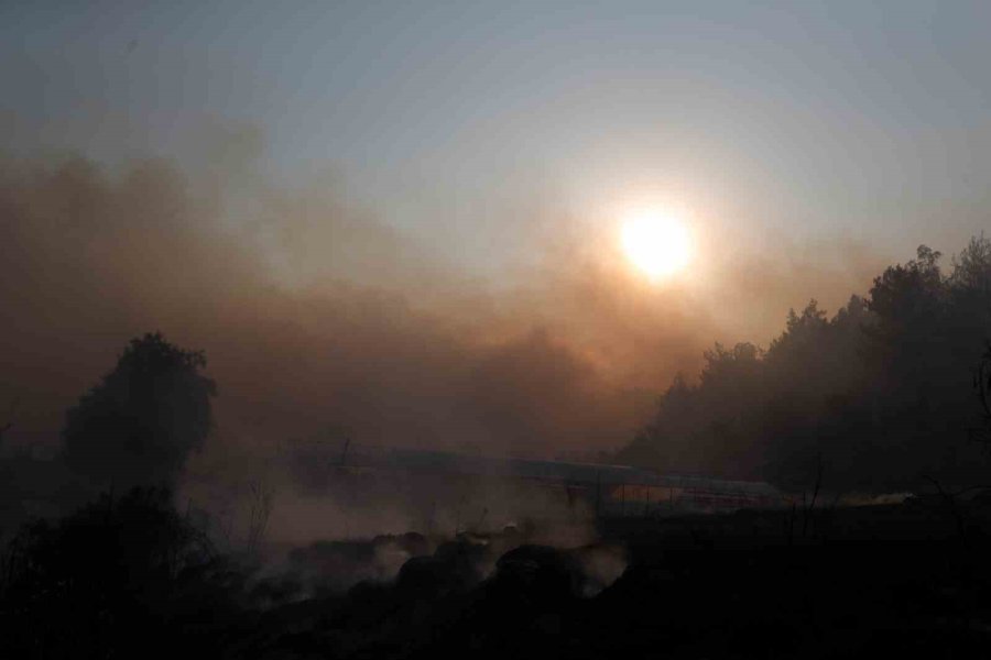 Antalya’da İki Noktada Çıkan Yangında Alevlerle Burun Buruna Geldiler