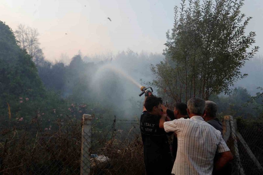 Antalya’da İki Noktada Çıkan Yangında Alevlerle Burun Buruna Geldiler