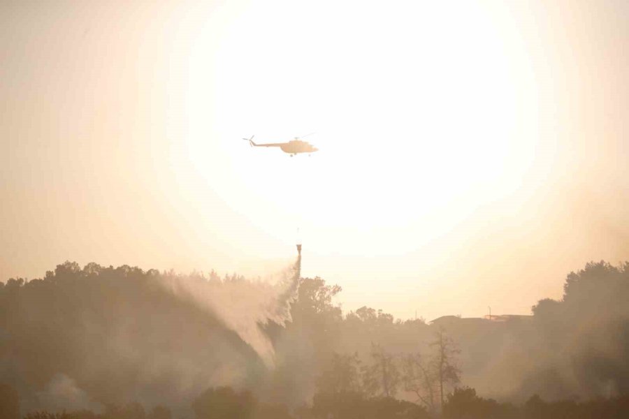 Antalya’da İki Noktada Çıkan Yangında Alevlerle Burun Buruna Geldiler