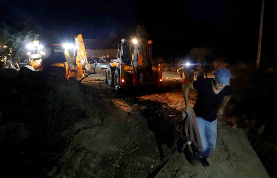 İzmir’deki Orman Yangını Haberlerini İzlerken Alevleri Kapısında Buldu