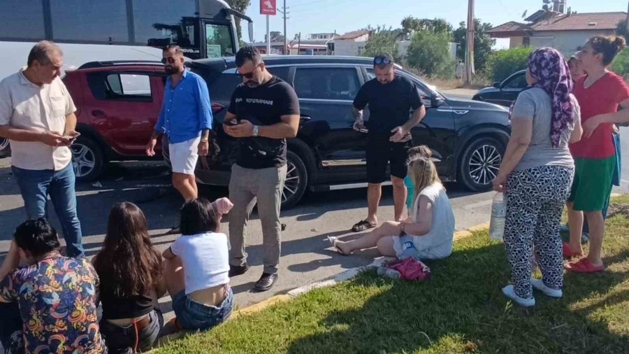 Antalya’da İki Otomobil Çarpıştı: 7 Yaralı