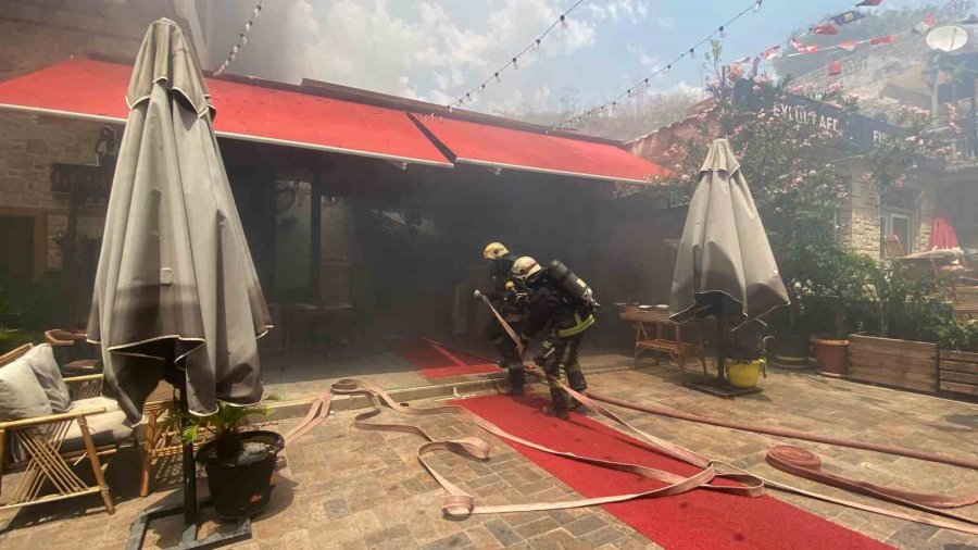 Antalya Kaleiçi’ndeki Yangın 2 Saatte Kontrol Altına Alındı