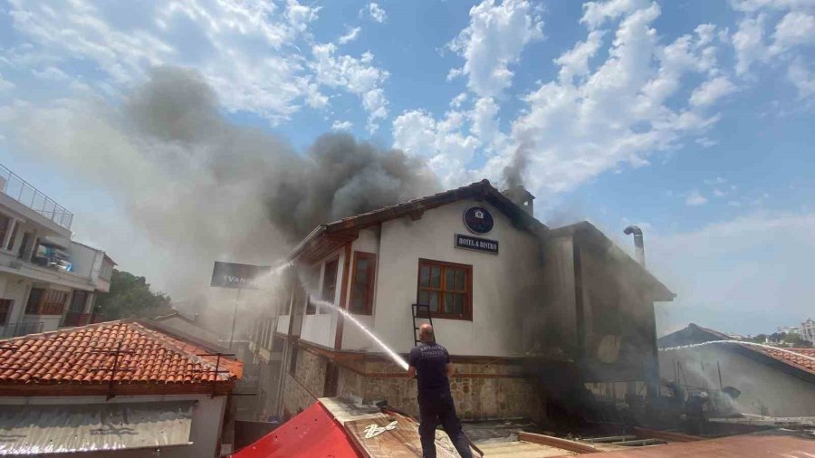 Antalya Kaleiçi’ndeki Yangın 2 Saatte Kontrol Altına Alındı