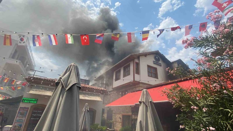 Antalya Kaleiçi’ndeki Yangın 2 Saatte Kontrol Altına Alındı