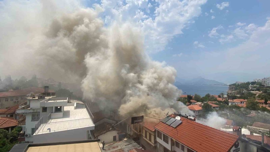Antalya Kaleiçi’ndeki Yangın 2 Saatte Kontrol Altına Alındı