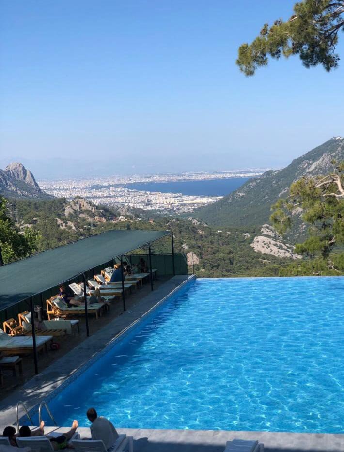 Yüksekten Havuza Atlayan Gencin Boynu Kırıldı, Aile ’ihmal’ Var Dedi