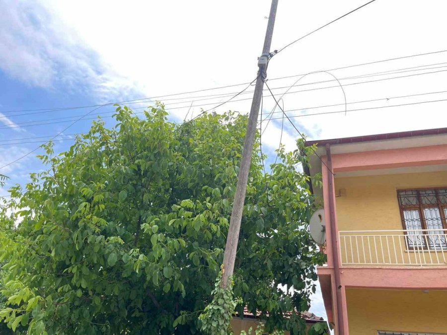 Kulu’da Aşırı Rüzgardan Elektrik Teli Koptu, Mahalle Elektriksiz Kaldı