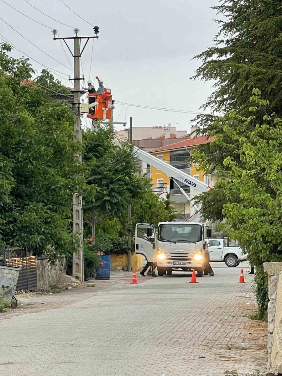 Kulu’da Aşırı Rüzgardan Elektrik Teli Koptu, Mahalle Elektriksiz Kaldı