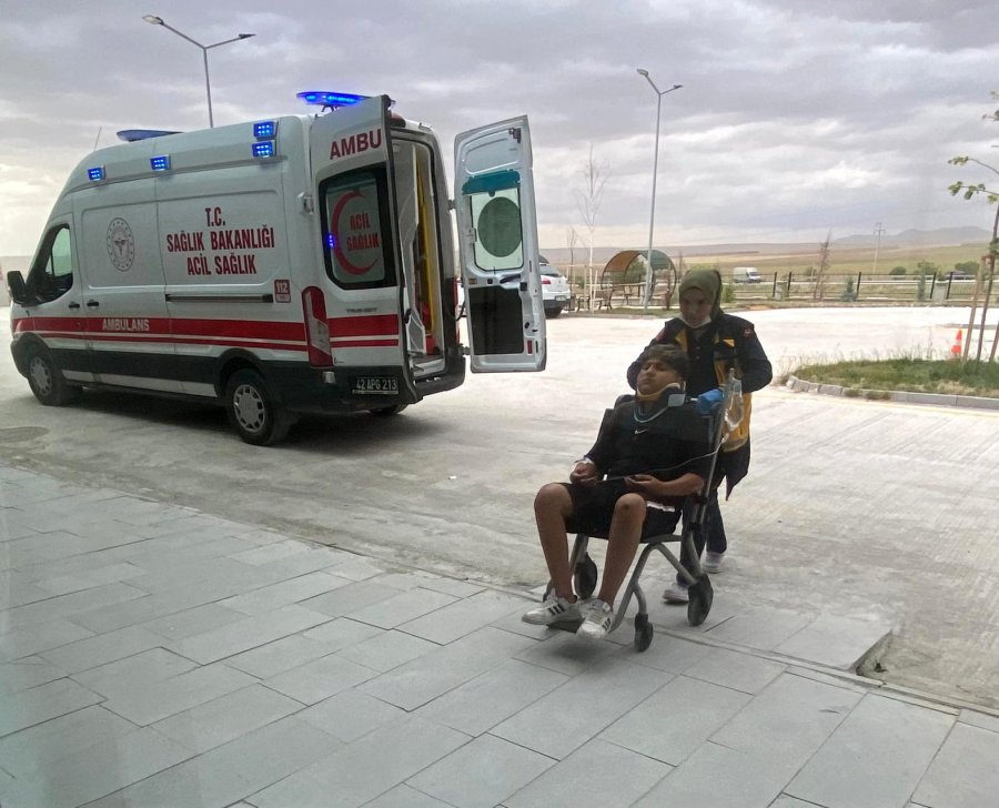 Motosiklet Kaldırıma Çarptı: 2 Yaralı