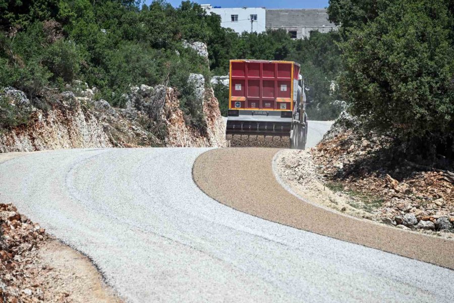 Erdemli Kırsalındaki Yollar Yenileniyor