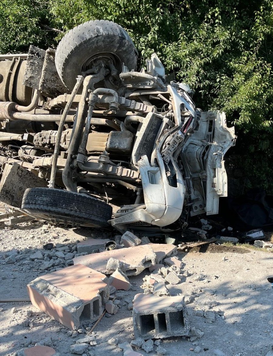 Kamyon Eve Çarpıp Devrildi Sürücü Hayatını Kaybetti