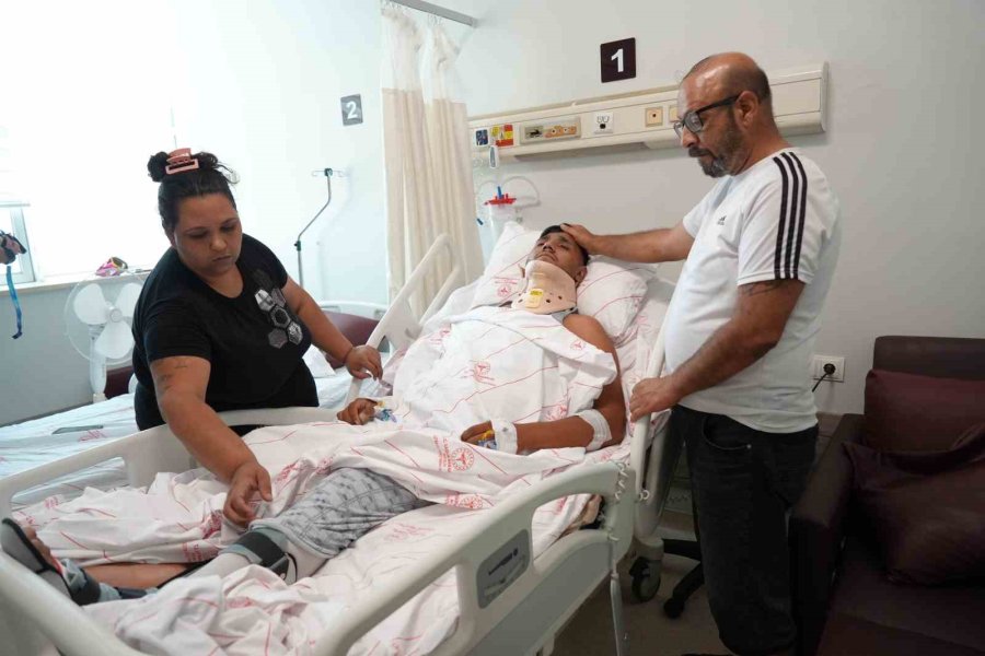 Yüksekten Havuza Atlayan Gencin Boynu Kırıldı, Aile ’ihmal’ Var Dedi