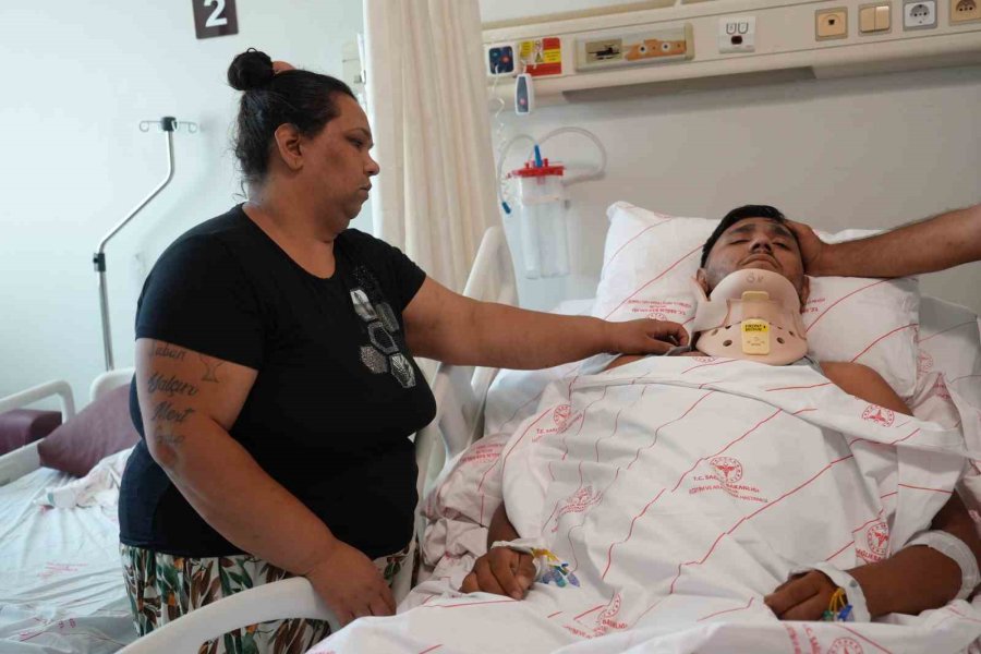 Yüksekten Havuza Atlayan Gencin Boynu Kırıldı, Aile ’ihmal’ Var Dedi