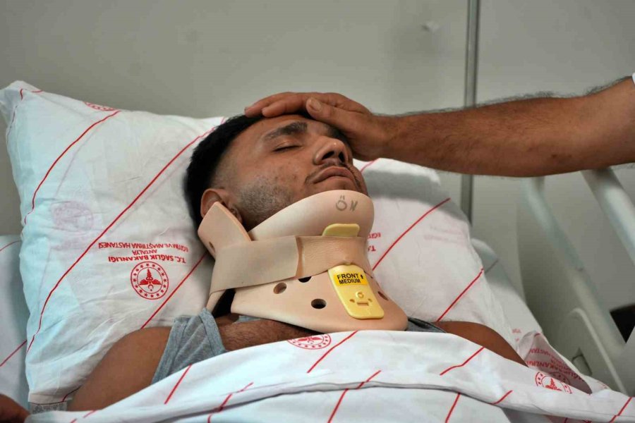 Yüksekten Havuza Atlayan Gencin Boynu Kırıldı, Aile ’ihmal’ Var Dedi